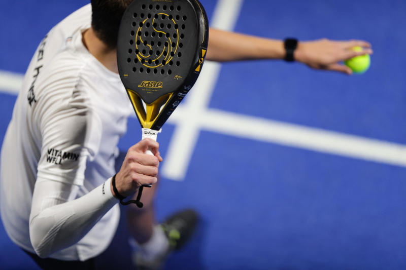 Aktivní hra padel na kurtu – dynamický raketový sport pro celou rodinu, Padel Kuřim