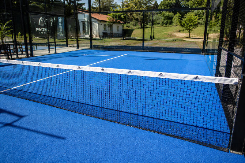 Panoramatický záběr padel kurtu v Kuřimi – skleněné stěny a umělý travnatý povrch